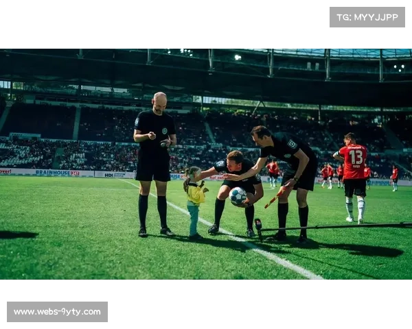 德甲裁判赛前检查场地,安全标准严格把关 德甲裁判赛前检查场地,安全标准严格把关